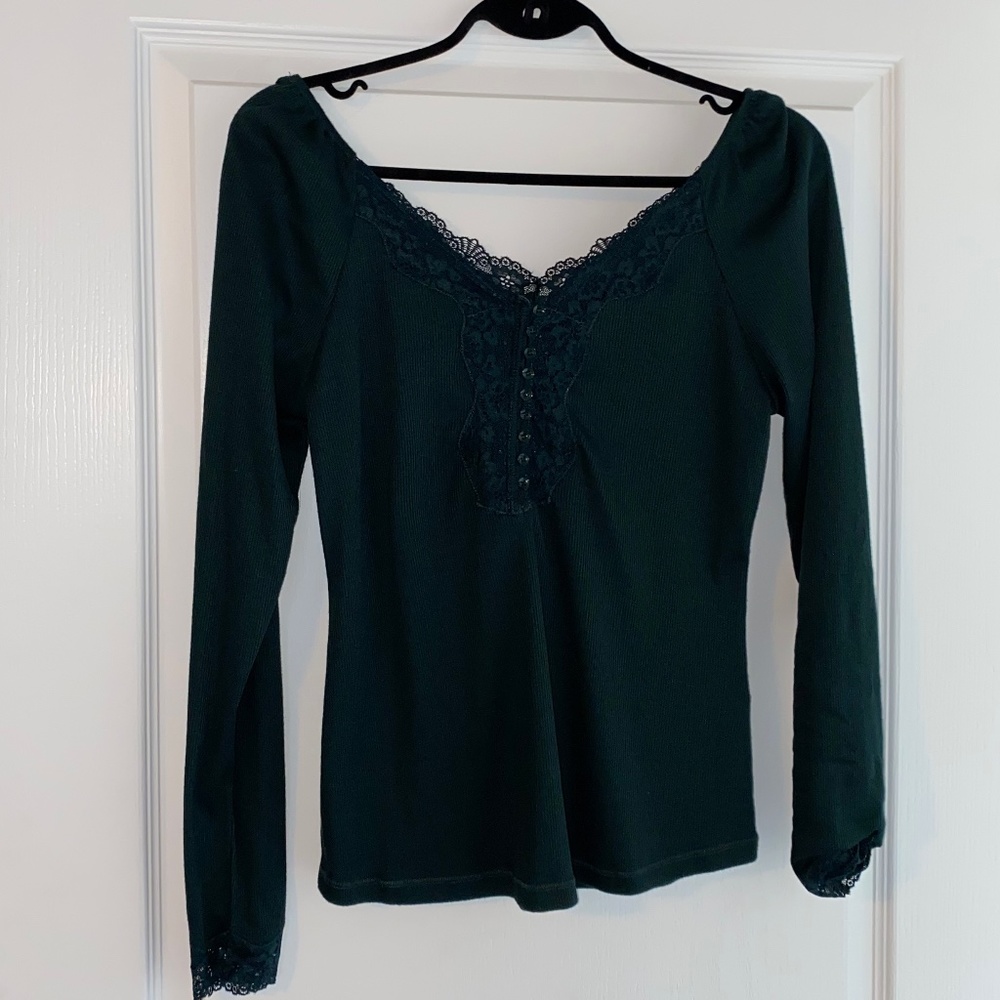 Women’s lace trim with button detail green top